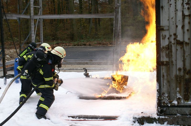 Löschen des Pumpenbrandes (Foto: romsn)