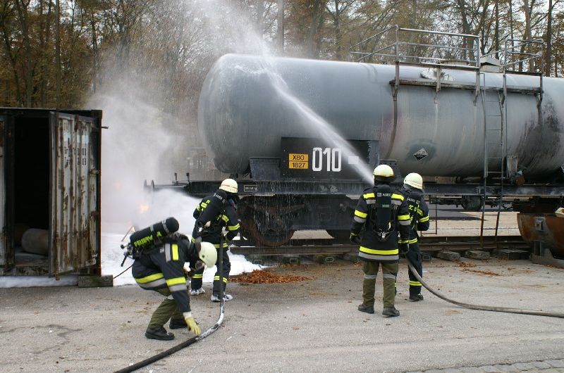 Kühlen des Kesselwagens und Löschen des Gasleitungsbrandes (Foto: romsn)