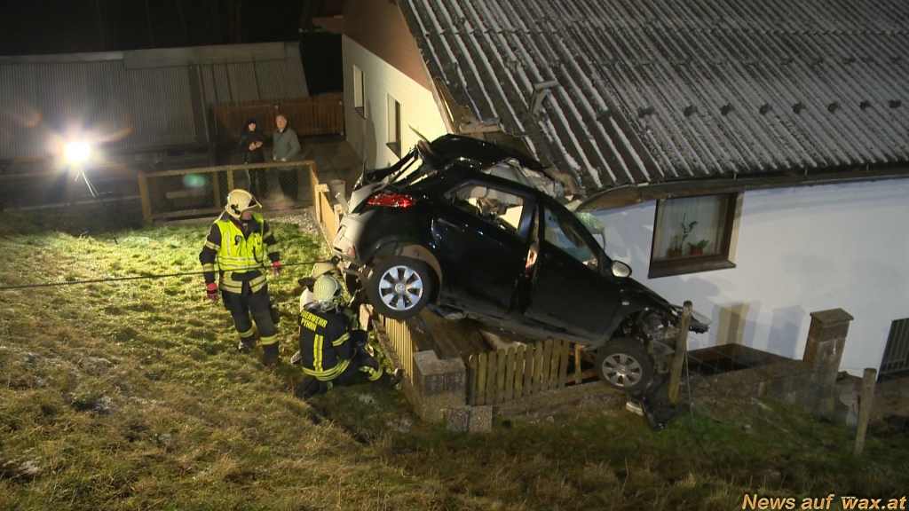 Wax At Das Portal Fur Feuerwehr Und Rettungsdienst Pkw Sturzt Auf Haus Todlicher Vu Bei Liezen Xxxx